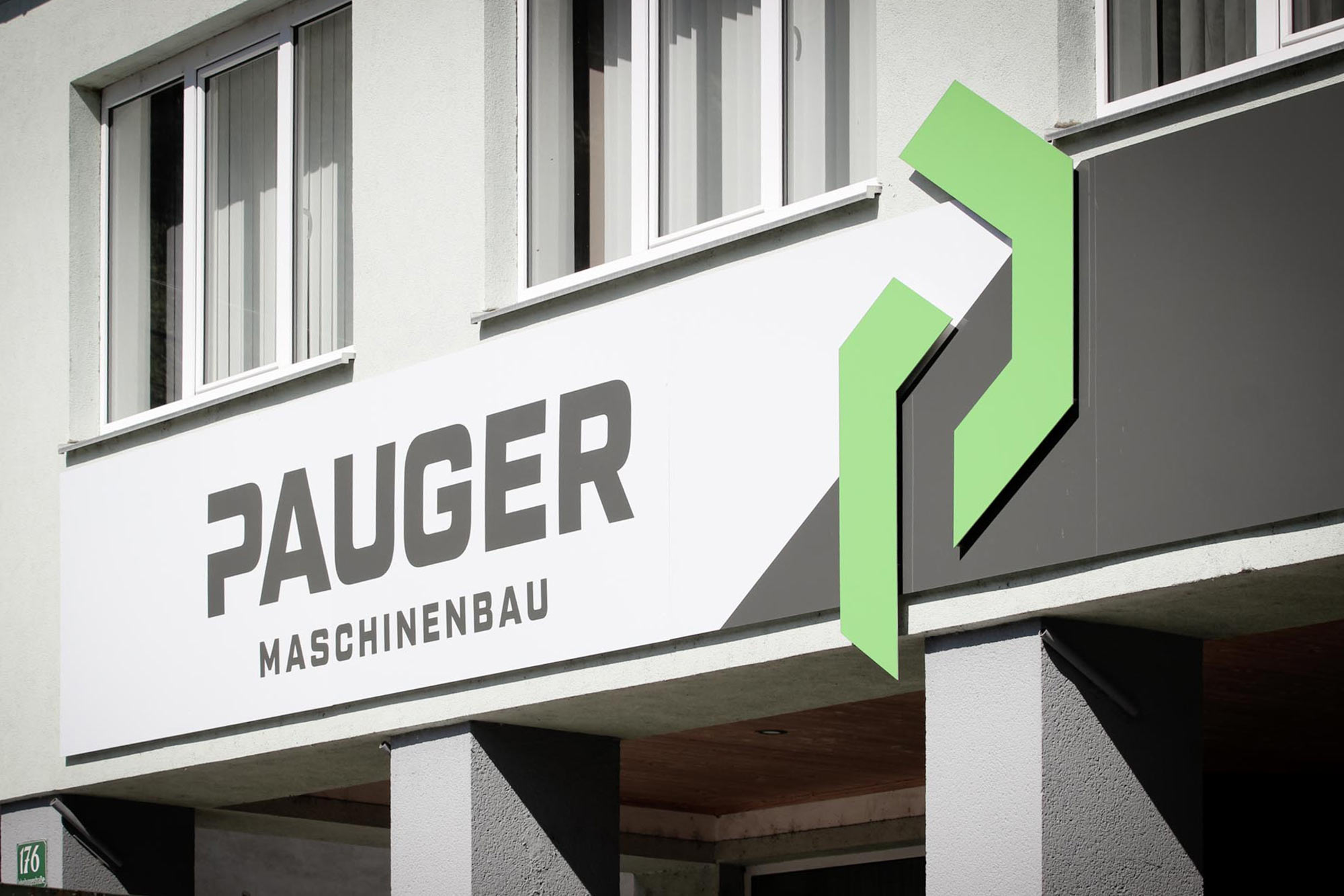 Eingangsbereich mit Logo der Firma Pauger Maschinenbau